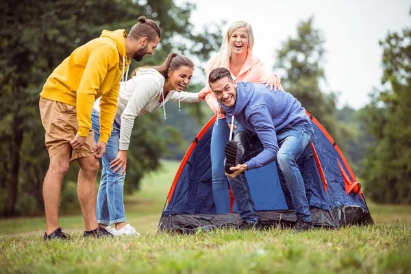 Amis installant leur tente — Photo