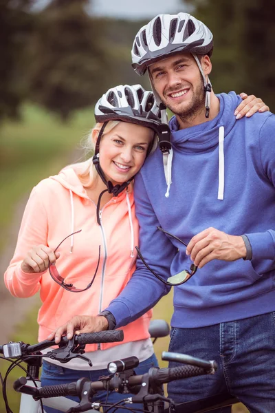 Pareja feliz en un paseo en bicicleta —  Fotos de Stock