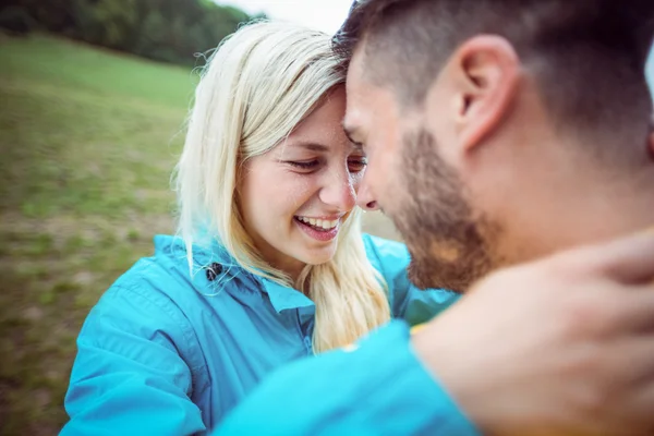 Casal feliz em uma caminhada — Fotografia de Stock