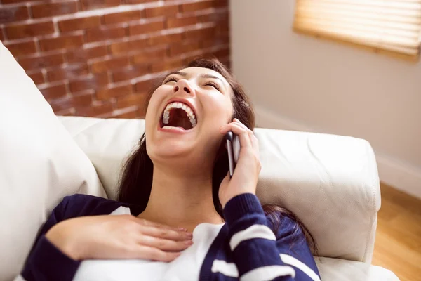 Asiatico donna ridere su il telefono — Foto Stock