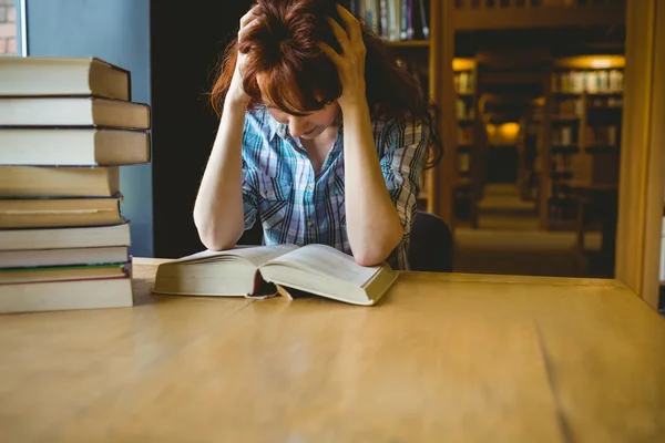 Estudante maduro estudando na biblioteca — Fotografia de Stock