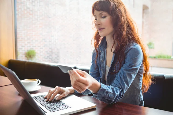 Student med laptop i café för att handla online — Stockfoto