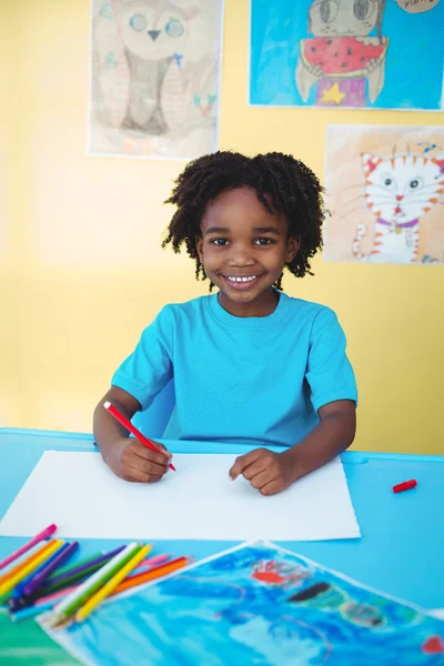 Niño de escuela dibujando en una hoja — Foto de Stock