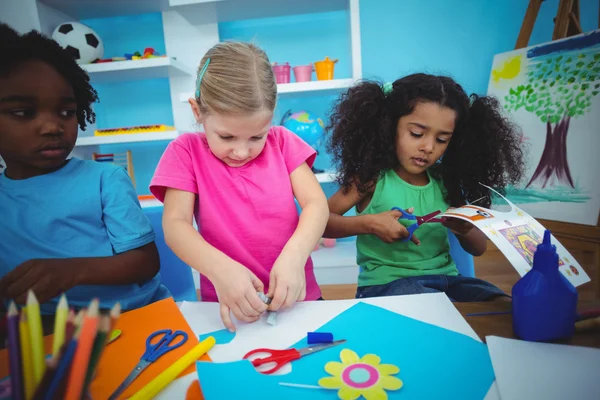 Niños felices haciendo artes y manualidades juntos — Foto de Stock