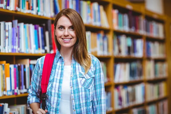 Volwassen student in de bibliotheek — Stockfoto