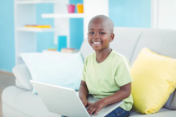 Felice ragazzo utilizzando un computer portatile — Foto Stock