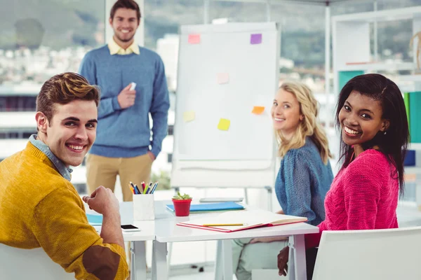 Uomo d'affari creativo che dà una presentazione — Foto Stock