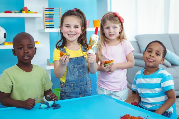 Niños felices disfrutando de artes y manualidades juntos — Foto de Stock