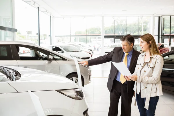 Venditore che mostra un'auto a un cliente — Foto Stock