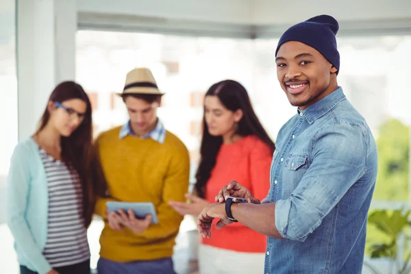 Equipo creativo joven sonriendo —  Fotos de Stock