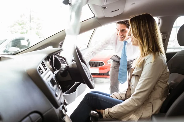 Vendedor mostrando cosas a un cliente — Foto de Stock