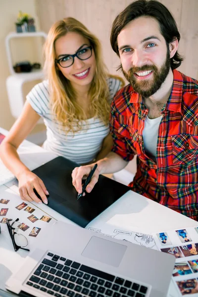 Kreativa team som arbetar på skrivbordet — Stockfoto