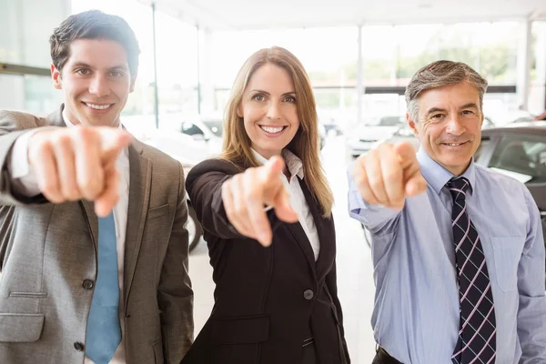 Lächelndes Business-Team zeigt zusammen — Stockfoto