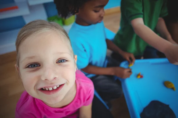 Усміхнені діти граються з глиною для моделювання — стокове фото
