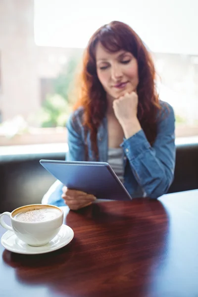 Étudiant mature utilisant une tablette dans un café — Photo