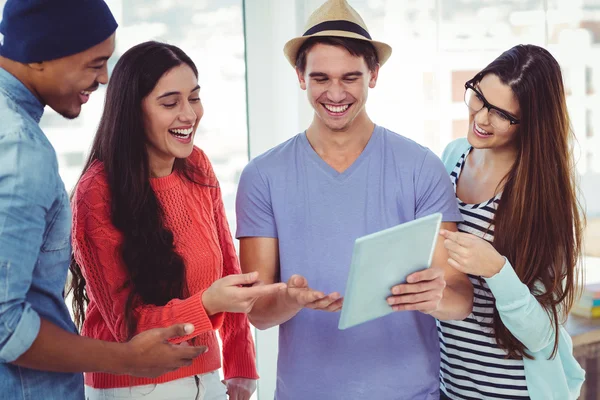 Equipo creativo trabajando juntos — Foto de Stock