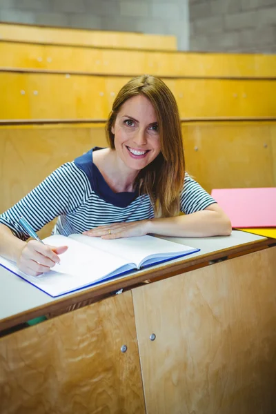 Reifer Student macht sich Notizen im Hörsaal — Stockfoto