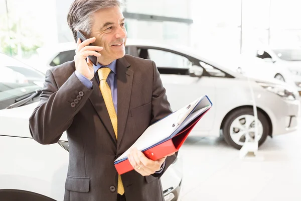 Vendedor sorridente que tem um telefonema — Fotografia de Stock