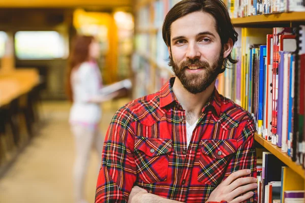 Étudiant souriant dans la bibliothèque — Photo