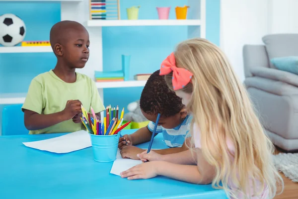 Niños felices disfrutando de artes y manualidades juntos — Foto de Stock