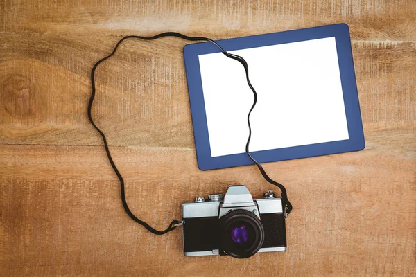 Oude camera en een blauwe tablet — Stockfoto