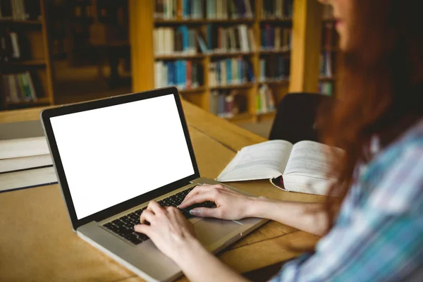 Estudiante maduro estudiando en biblioteca con laptop — Foto de Stock