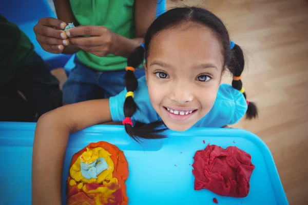 Sorrindo menina olhando para a câmera — Fotografia de Stock