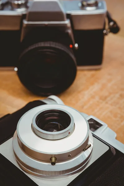 Due vecchie telecamere sulla scrivania di legno — Foto Stock