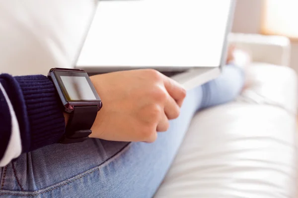 Aziatische vrouw op de Bank met behulp van laptop — Stockfoto