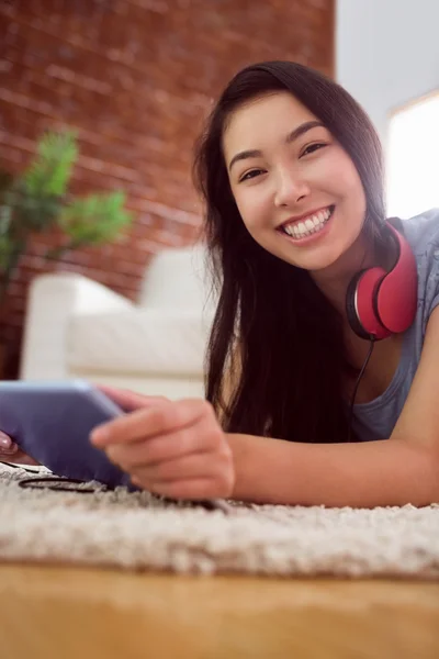 Asiatico donna utilizzando tablet sul pavimento — Foto Stock