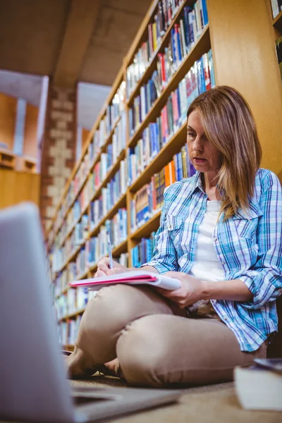 Mogen student i biblioteket — Stockfoto