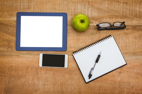 Cosas de negocios en escritorio de madera — Foto de Stock