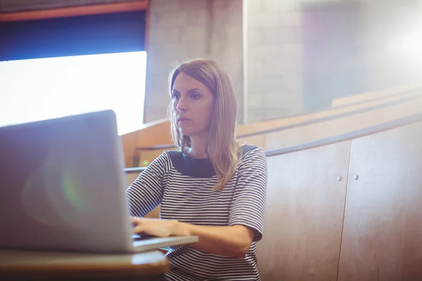 Volwassen student in collegezaal — Stockfoto