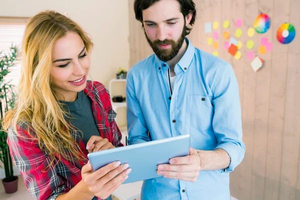 Team creativo guardando tablet insieme — Foto Stock