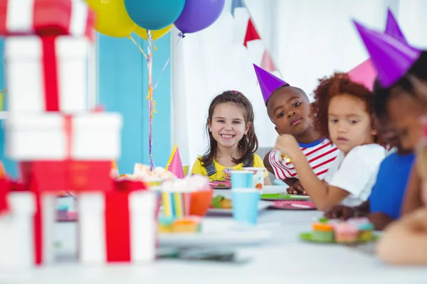 Lächelnde Kinder bei einer Geburtstagsparty — Stockfoto