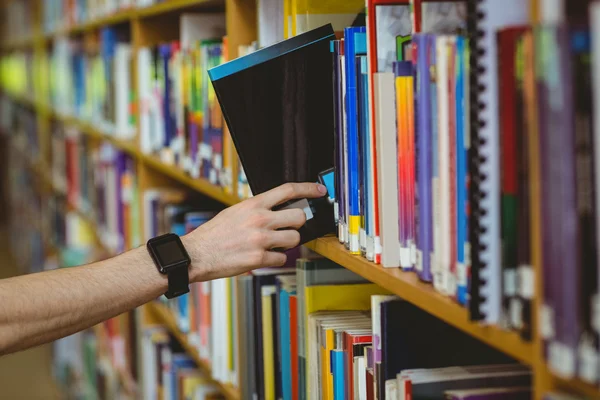 Student trägt in Bibliothek eine intelligente Uhr — Stockfoto