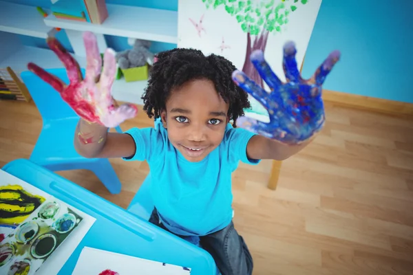 Criança feliz apreciando artes e artesanato pintura — Fotografia de Stock