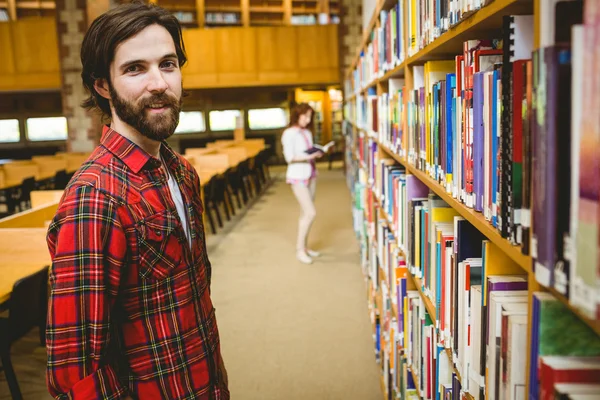 Hipster φοιτητής πάρει ένα βιβλίο στη βιβλιοθήκη — Φωτογραφία Αρχείου