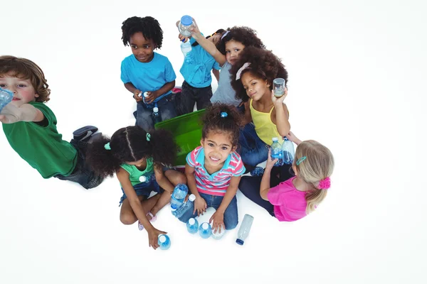 Gruppe von Kindern mit Wasserflaschen — Stockfoto