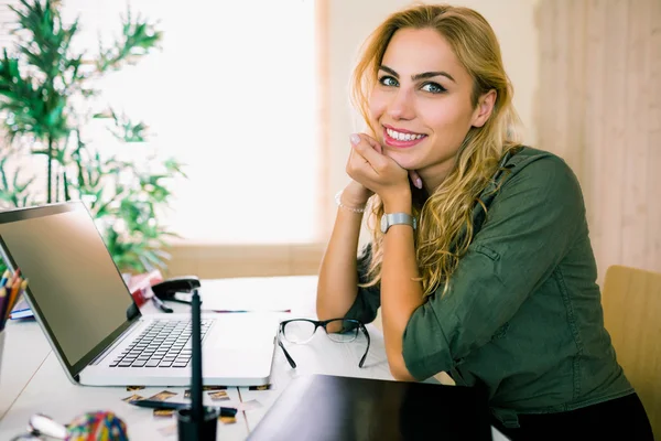 Söt blond arbeta på skrivbord — Stockfoto