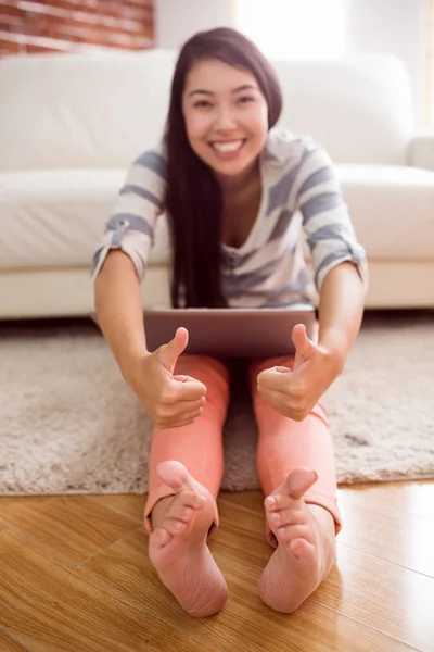 Asiatisk kvinna med laptop på golvet — Stockfoto