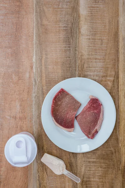 Carne na mesa de madeira — Fotografia de Stock