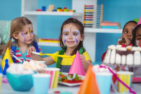 Crianças felizes comemorando um aniversário — Fotografia de Stock