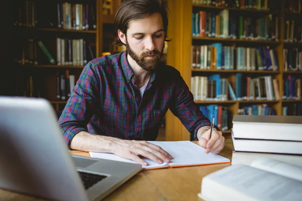 Hipster student studeert in bibliotheek — Stockfoto