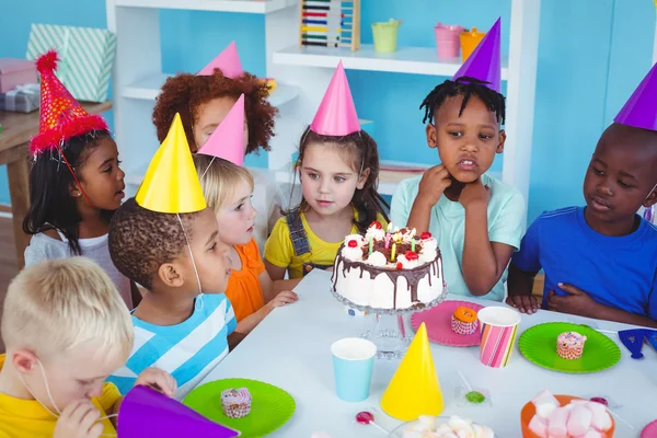 Niños emocionados disfrutando de una fiesta de cumpleaños — Foto de Stock