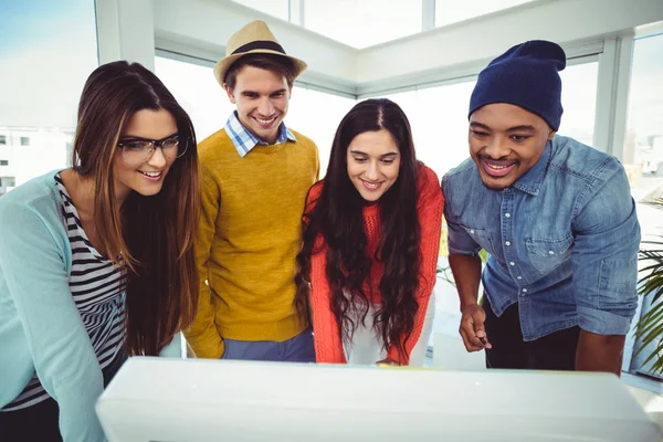 Equipo creativo teniendo una reunión —  Fotos de Stock