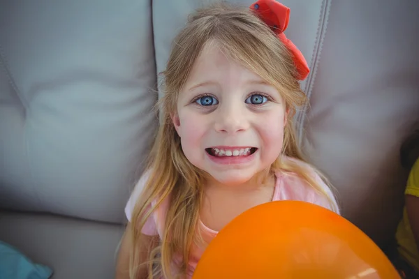 Smiling kids playing with balloons — Stock Photo, Image