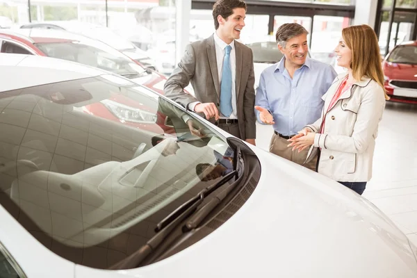 Empresário sorridente apresentando um carro — Fotografia de Stock