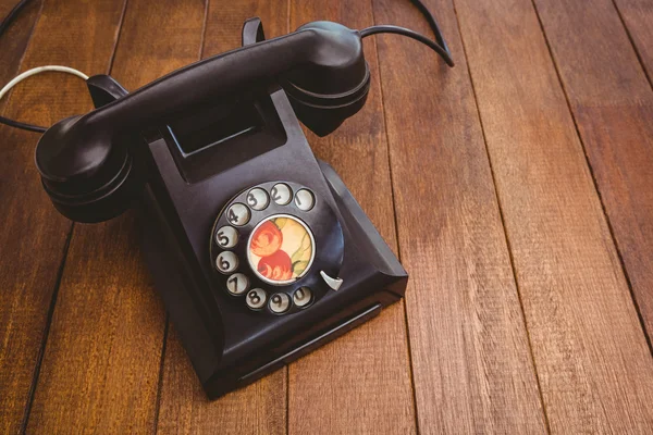 Старый телефон на деревянном столе — стоковое фото