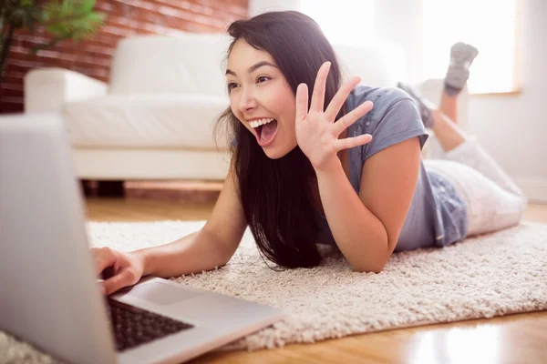 Mulher asiática usando laptop no chão — Fotografia de Stock